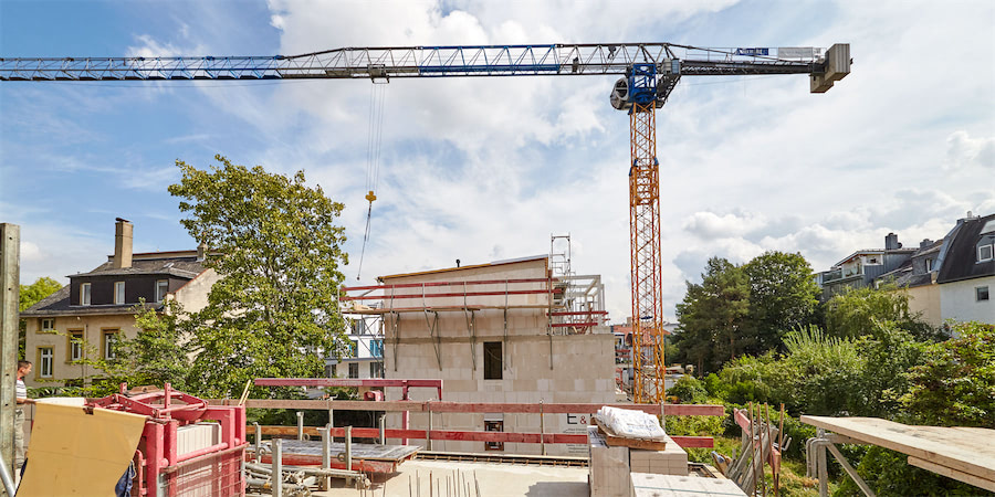 Kran auf einer Baustelle im Einsatz